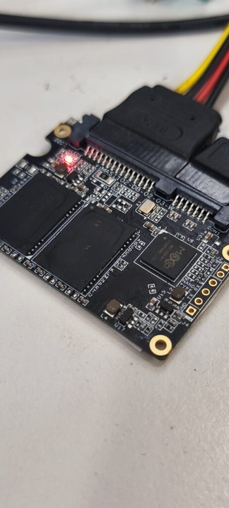Interno SSD con controller Maxio e moduli di memoria per intervento di recupero dati