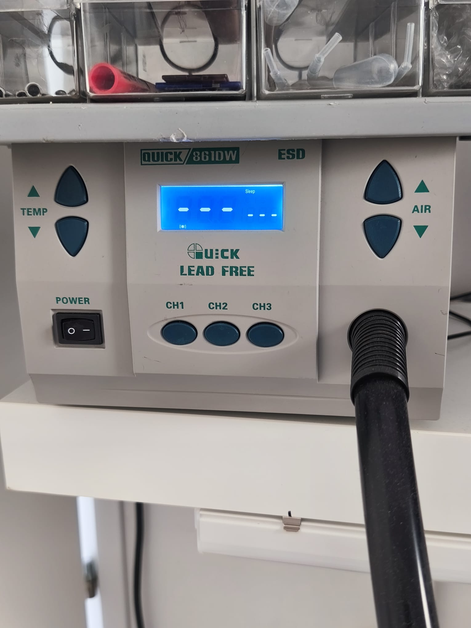 Stazione ad aria calda Quick 861DW utilizzata nel laboratorio Italia Assistance