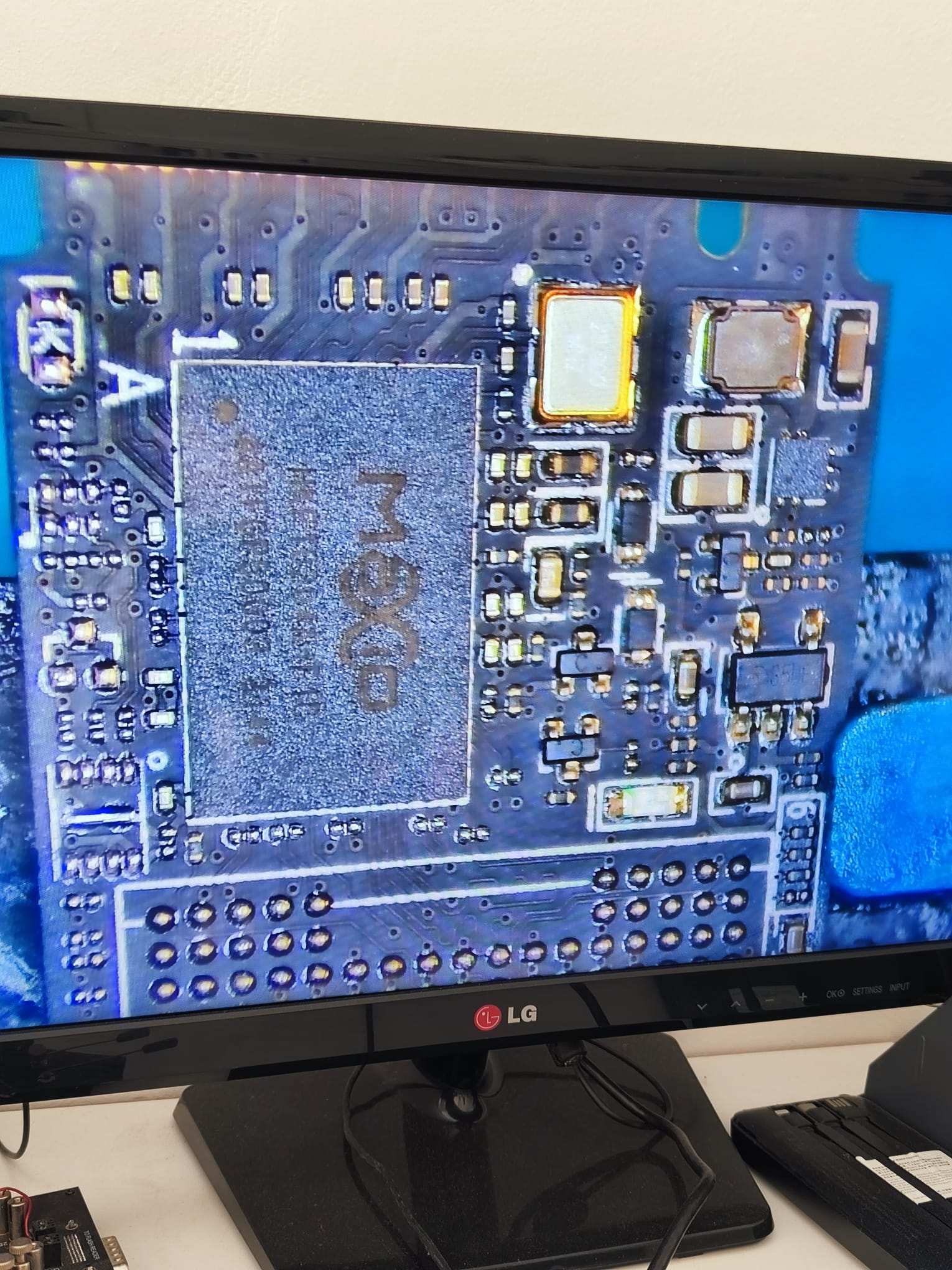Ingrandimento del controller e dei componenti dell’SSD Hikvision E3000 sul monitor del microscopio