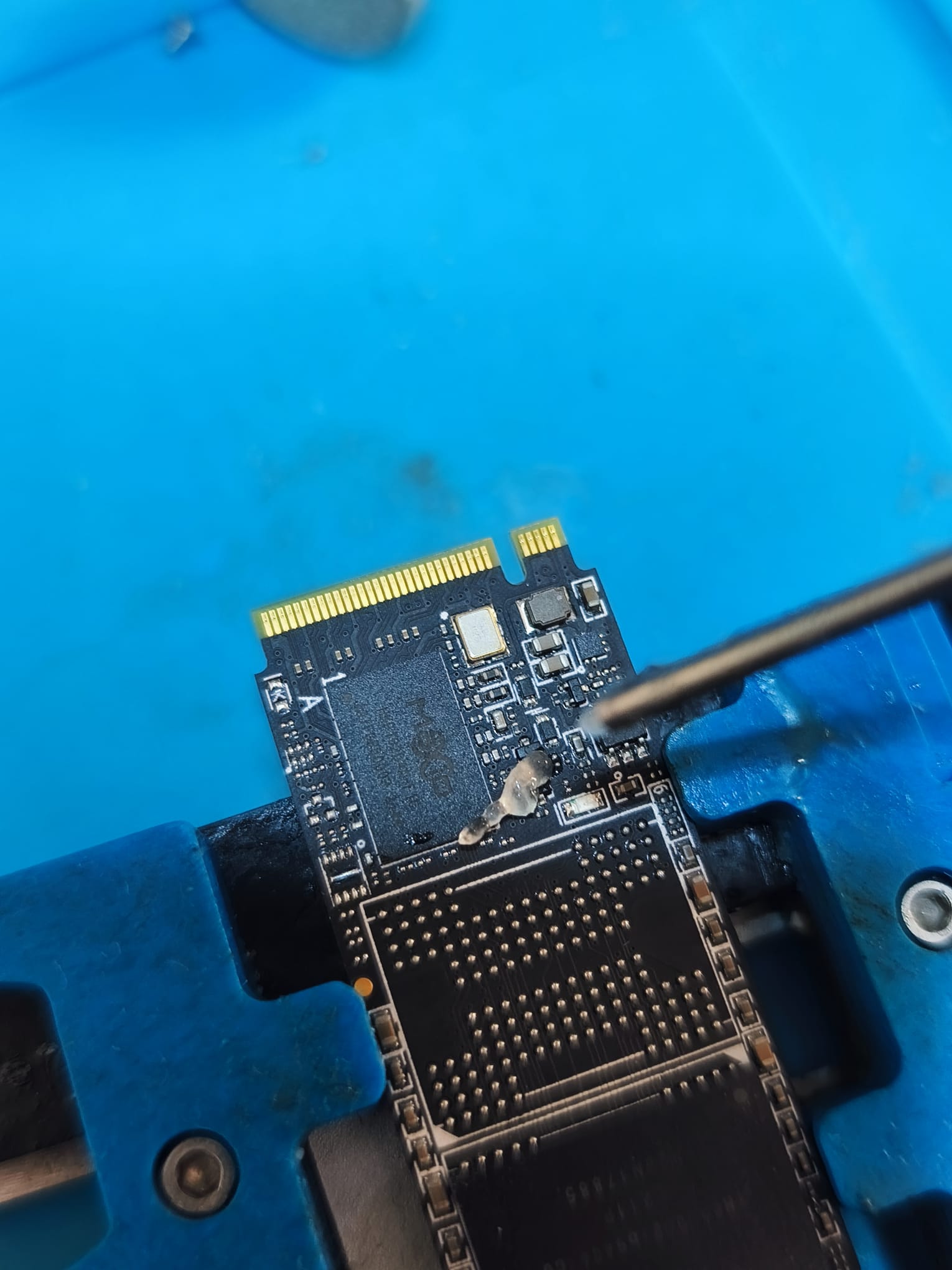 Lavorazione sui componenti della scheda dell’SSD Hikvision E3000 da 512 GB