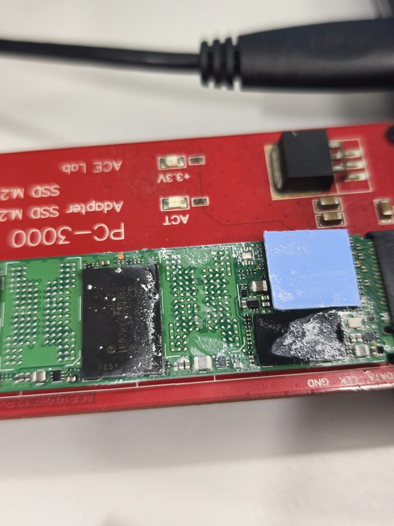 Raffreddamento dell’SSD Intel durante l’estrazione dei dati con PC-3000.